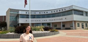 estudiante delante de su cole en estados unidos
