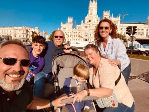 estudiante con familia de acogida en España tras vivir un año con ellos