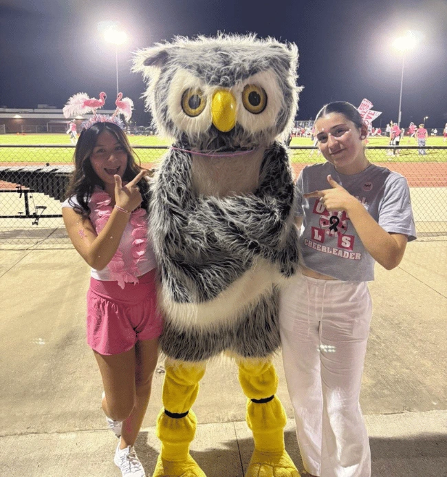 cheerleaders con la mascota del high school