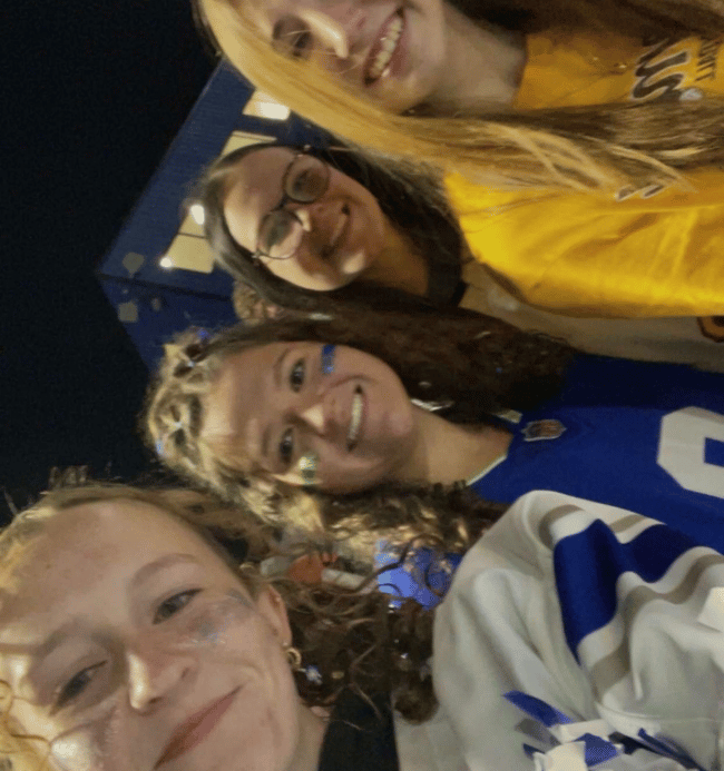 grupo de amigas en un partido de futbol en el high school