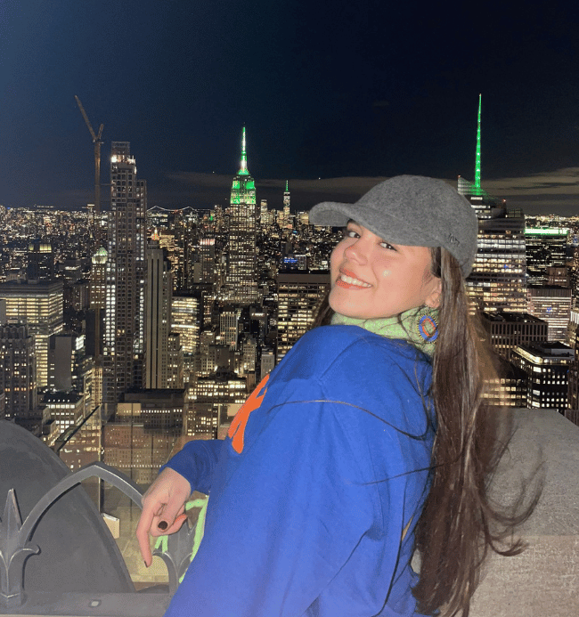 estudiante de intercambio viendo Manhattan al estudiar inglés en Nueva york