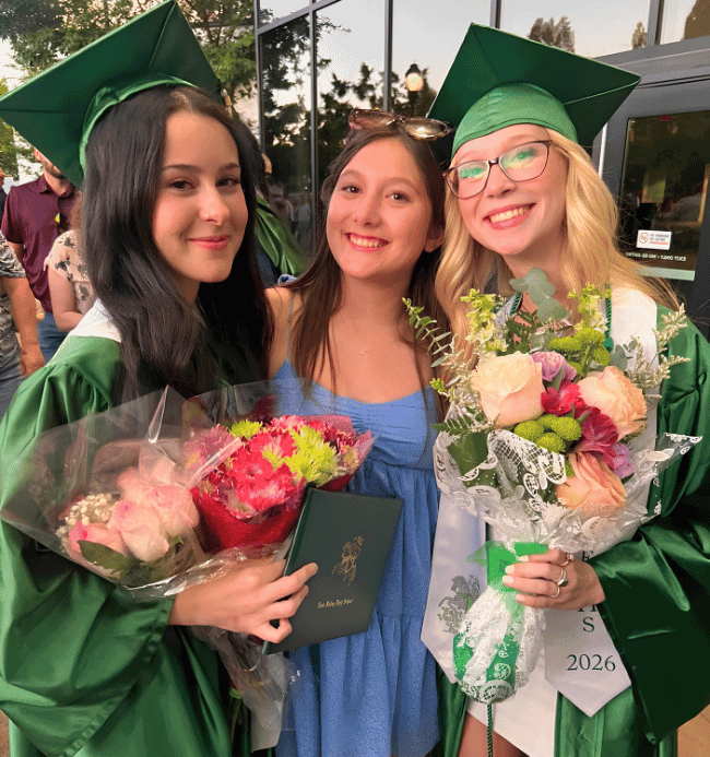 estudiantes graduándose en un boarding school en Estados Unidos