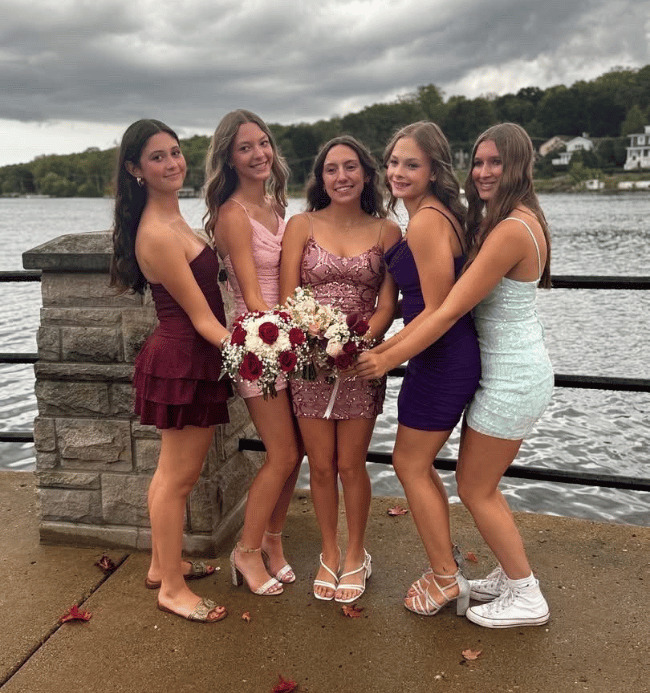 Ana de madrid con sus amigas en el homecoming durante su año de intercambio en estados unidos