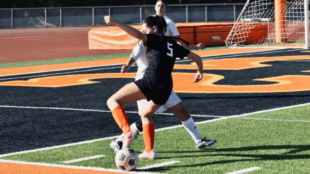 chica jugando al fútbol con becas deportivas en USA