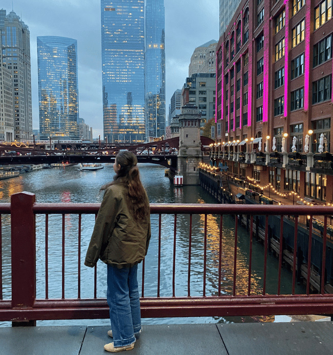 estudiante de intercambio visitando Chicago