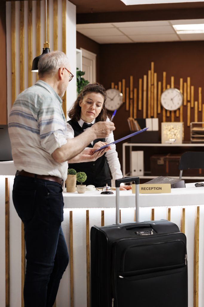Estudiante de prácticas profesionales trabajando en un hotel