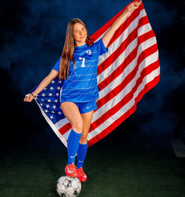 estudiante de intercambio practicando deportes de Estados Unidos con una bandera americana