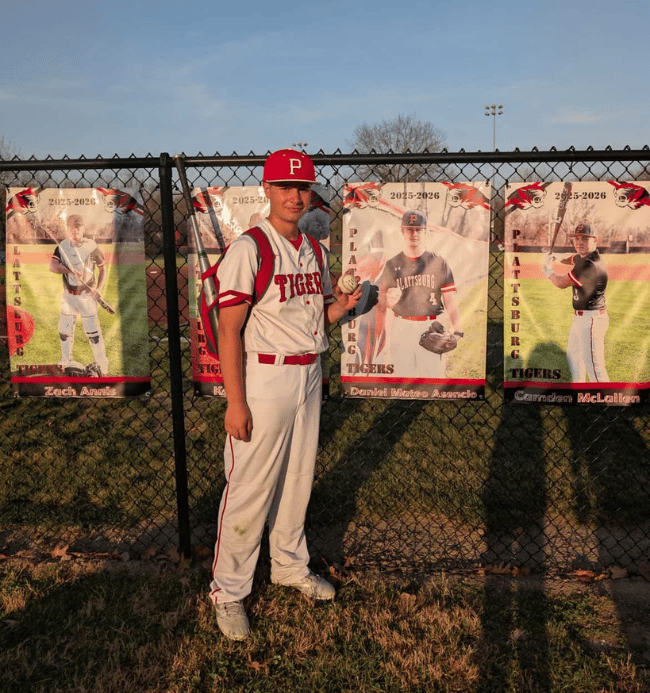 estudiante de intercambio después de un partido de béisbol, uno de los deportes de Estados Unidos