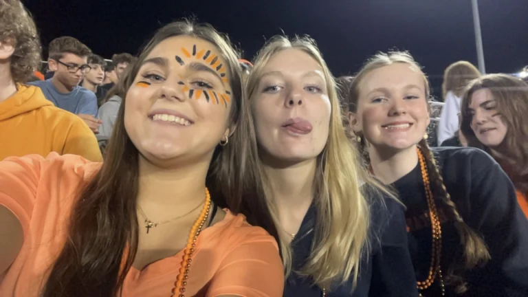 estudiantes viviendo la spirit week en un pep rally