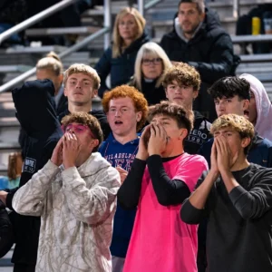 estudiantes animando en un partido en el high school de estados unidos