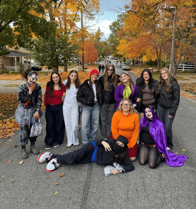 amigos haciendo trick or treat en Halloween en estados unidos