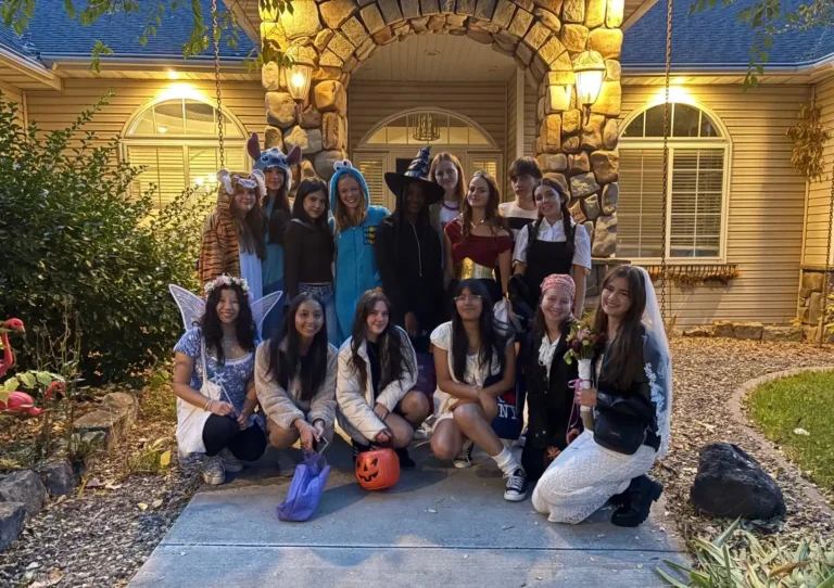 amigos viviendo halloween en estados unidos como estudiantes de intercambios